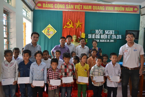 Mang Vầng trăng yêu thương đến với trẻ em nghèo dân tộc Đan Lai