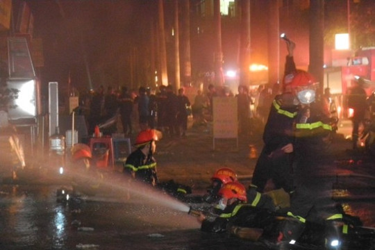 Vụ cháy tại chung cư Xa La: Hà ng trăm ô tô, xe máy bị "hoả thiêu"