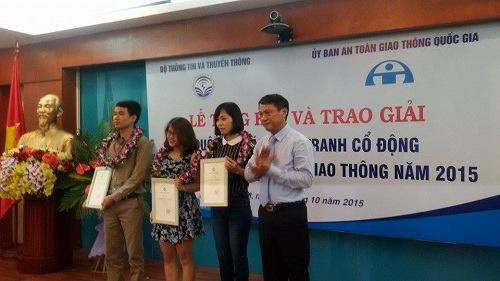 Trao giải Cuộc thi sáng tác tranh cổ động tuyên truyửn vử An toà n giao thông năm 2015