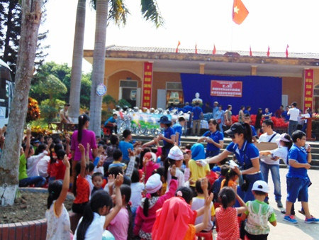 Gần 300 suất, phần quà  đến với học sinh vùng cao Phú Thọ