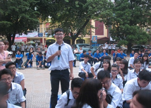 Học sinh trường Trần Phú được giao lưu vử sức khửe sinh sản