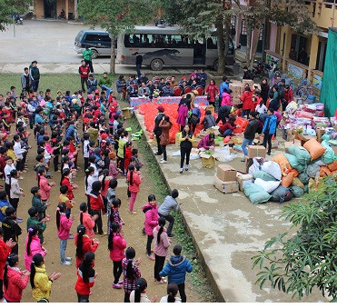 Hà ng trăm triệu đồng được trao cho trẻ em khó khăn huyện Vân Hồ (Sơn La)