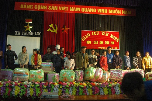Hà ng chục triệu đồng đã được trao cho các em học sinh nghèo Hà  Tĩnh 