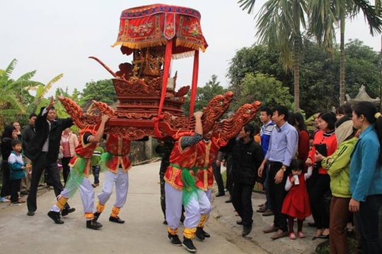 Ninh Bình: Tưng bừng lễ hội rước Thánh Hoà ng Là ng