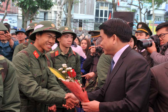 Chủ tịch UBND TP Hà  Nội Nguyễn Đức Chung động viên các tân binh quận Đống Đa lên đường nhập ngũ