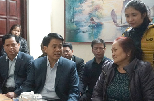 Chủ tịch UBND TP Hà  Nội Nguyễn Đức Chung thăm hửi gia đình nạn nhân trong vụ TNGT tại phường Bồ Đử
