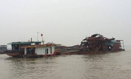 "Cát tặc" lộng hà nh trên sông Hồng thuộc địa phận huyện Đan Phượng