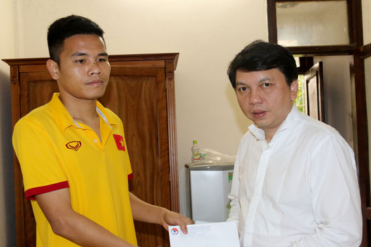 Tổng thư ký Lê Hoà i Anh thăm tuyển thủ Lê Văn Thắng