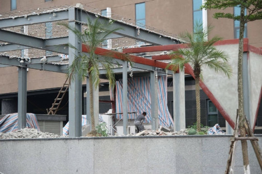 Vụ công trình "mọc" trên tháp thông gió của chung cư Văn Phú Victoria: Tháo dỡ công trình không phép