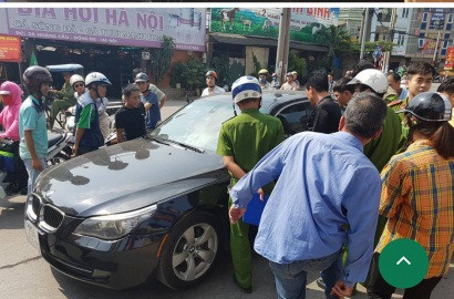 Hà  Nội: CSGT đội 3  nhanh trí đập vỡ kính xe BMW giải cứu tà i xế ngất xỉu