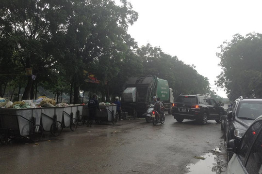 Quận Hoà ng Mai (Hà  Nội): Người dân chung cư HH3B khốn khổ vì điểm tập kết rác thải sinh hoạt?