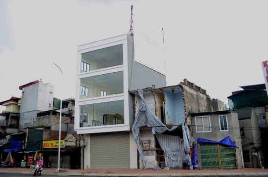 Hà  Nội: Ngôi nhà  "nuốt" trọn cột điện trên hè phố