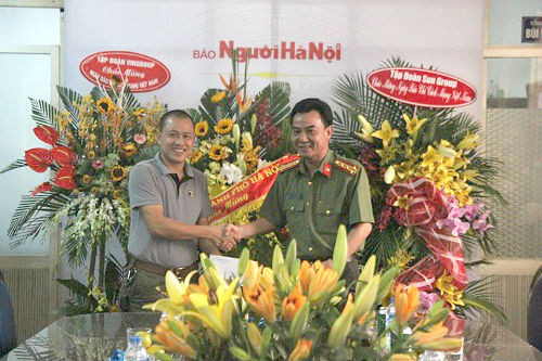 Công an TP. Hà  Nội chúc mừng Báo Người Hà  Nội nhân ngà y báo chí cách mạng Việt Nam