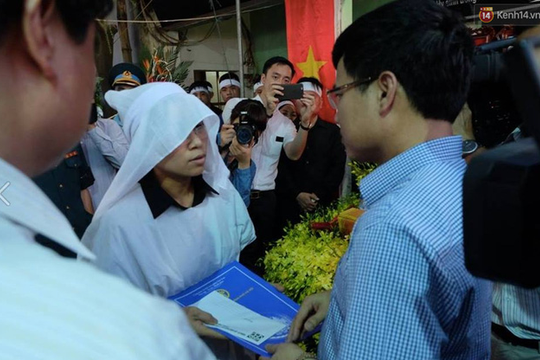 Hà  Nội: Trao quyết định đặc cách cho vợ phi công Trần Quang Khải