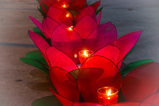    Hơn 4000 ngọn hoa đăng thắp sáng sông Hồng trong Lễ Vu Lan chùa Tiêu Dao