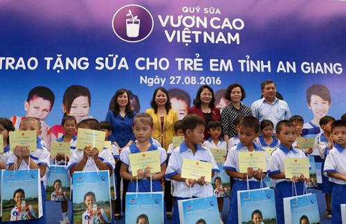 Vinamilk và  Quử¹ sữa Vươn cao Việt Nam trao tặng 111.000 ly sữa cho hơn 1.200 trẻ em