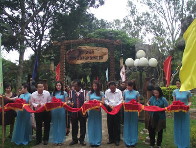 Công ty CTC Gia Lai tổ chức lễ đón nhận khu trưng bà y tượng gỗ dân gian Bahnar, Jrai