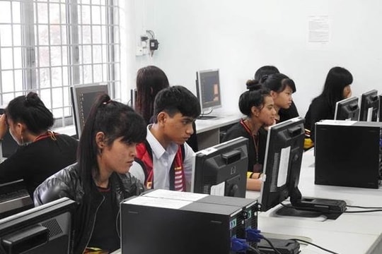 TransViet group và  ĐH RMIT trao tặng phòng học internet cho học sinh  dân tộc tỉnh Gia Lai