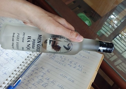 Rượu VodKa Men™ Gold còn nguyên tem và  con gián trong chai