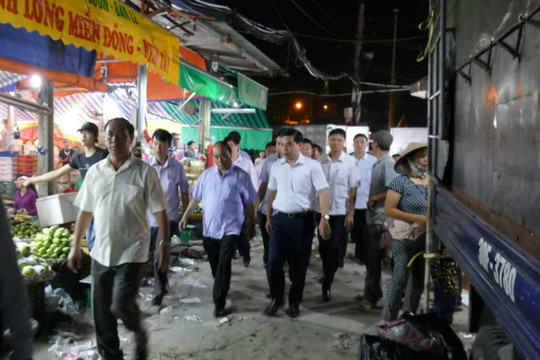 Thủ tướng bất ngử đến chợ Long Biên lúc tử mử sáng 