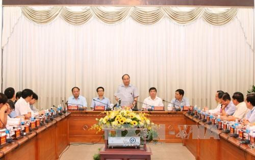 Thủ tướng Nguyễn Xuân Phúc là m việc với lãnh đạo TP. Hồ Chí Minh vử công tác bảo đảm an toà n thực phẩm