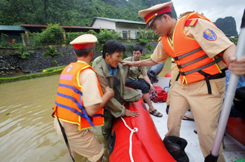 Thông tin mới nhất vử thiệt hại do mưa lũ, lốc xoáy tại Miửn Trung