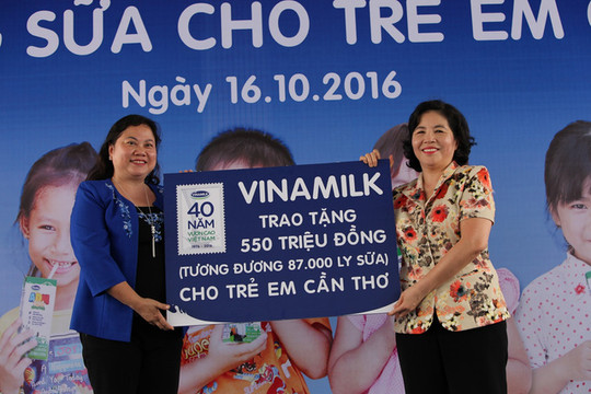 Quử¹ sữa Vươn cao Việt Nam và  Vinamilk tiếp tục trao tặng sữa cho trẻ em tại Cần Thơ