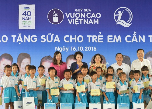Quử¹ sữa Vươn cao Việt Nam và  Vinamilk trao tặng sữa cho trẻ em tại Cần Thơ