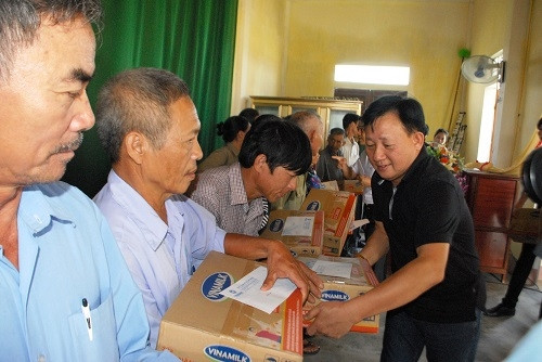 Vinamilk trực tiếp đi cứu trợ người dân vùng lũ Hà  Tĩnh, Quảng Bình
