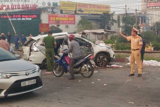 Thường Tín - Hà  Nội: Tà u hửa va chạm ô tô 5 người tử­ vong