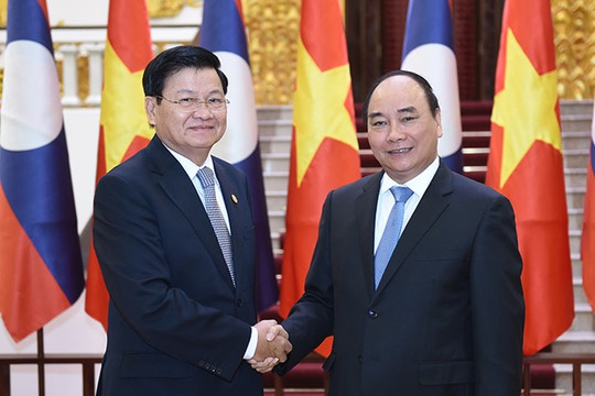 Thủ tướng Nguyễn Xuân Phúc hội đà m với Thủ tướng Là o 