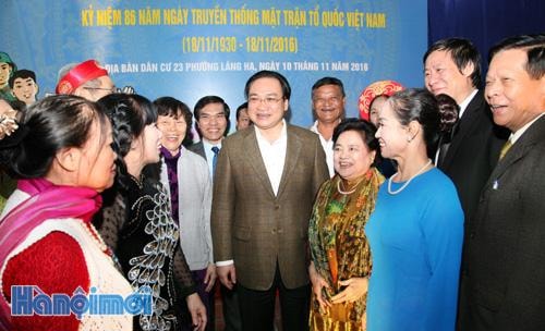 Bí thư Thà nh ủy chung vui với bà  con nhân dân phường Láng Hạ trong Ngà y hội đại đoà n kết toà n dân tộc