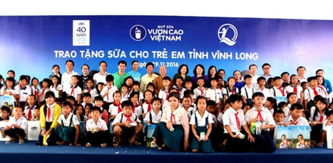 Quử¹ sữa Vươn cao Việt Nam và  Vinamilk tiếp tục trao tặng gần 130.000 ly sữa cho trẻ em tại Vĩnh Long