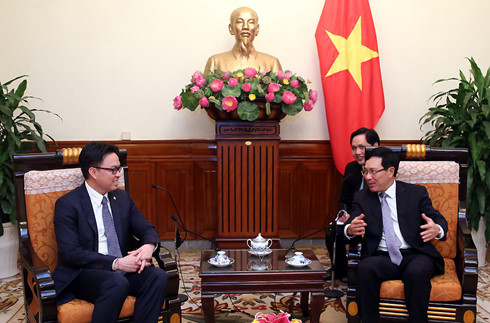 Phó Thủ tướng Phạm Bình Minh tiếp Đại sứ Campuchia