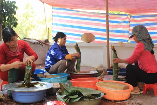 Bánh chưng là ng Vân đắt khách dịp Tết nguyên đán