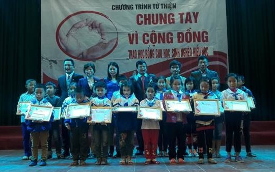 Hà  Tĩnh: Prudential trao học bổng cho học sinh nghèo hiếu học
