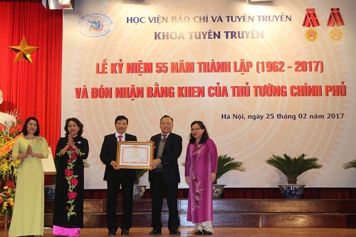 Khoa Tuyên Truyửn đón nhận bằng khen của Thủ tướng Chính phủ