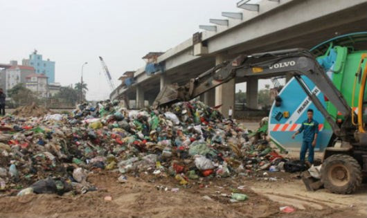 Hà  Nội: Ngang nhiên đổ hà ng chục tấn rác thải ở khu dân cư