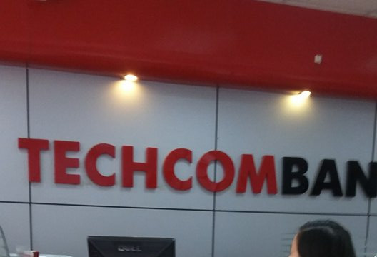 Nhân viên ngân hà ng Techcombank phục vụ khách theo cảm hứng, khách dà i cổ ngồi chử?