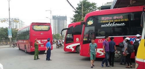 Hà  Nội: Người dân ùn ùn kéo vử quê, lực lượng chức năng xử­ lý nhiửu xe nhồi nhét, "chặt chém"