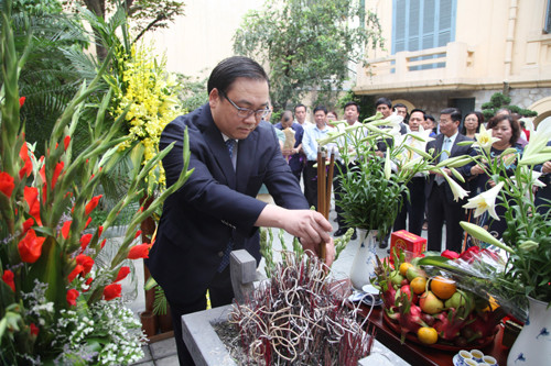 Lãnh đạo thà nh phố dâng hương tưởng niệm Tổng Bí thư Trần Phú