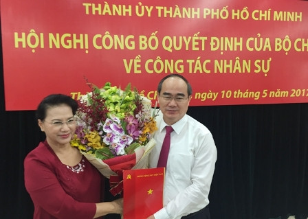 Đồng chí Nguyễn Thiện Nhân nhận quyết định làm Bí thư Thành ủy Thành phố Hồ Chí Minh