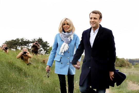Phong cách thời trang của vợ Tổng thống Pháp mới đắc cử