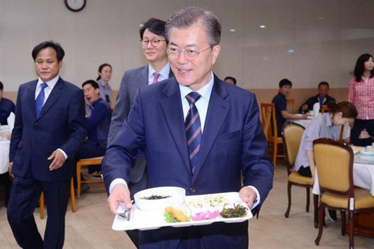 Tổng thống Hàn Quốc ăn cùng nhân viên ở căng-tin