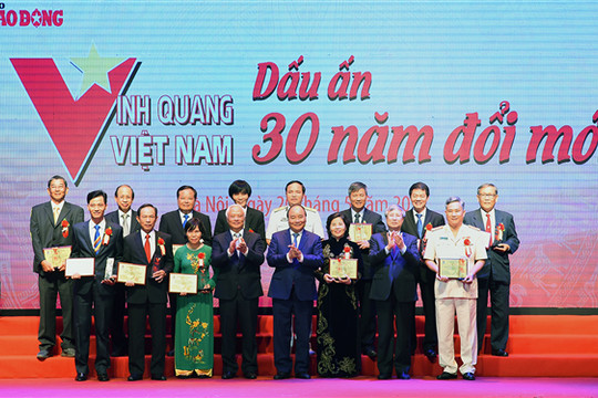 Thủ tướng Nguyễn Xuân Phúc dự Chương trình Vinh quang Việt Nam