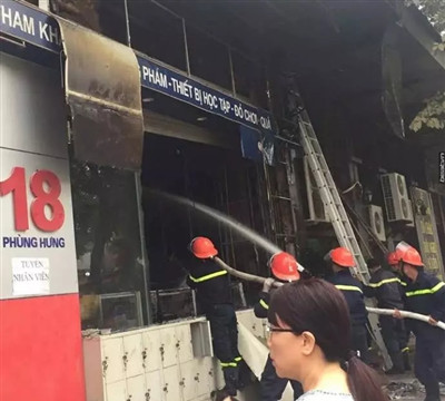 Nhà sách bất ngờ bốc cháy dữ dội trên phố Phùng Hưng, Hà Đông