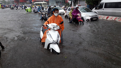 Mưa lớn bất ngờ khiến Hà Nội "chìm trong biển nước"