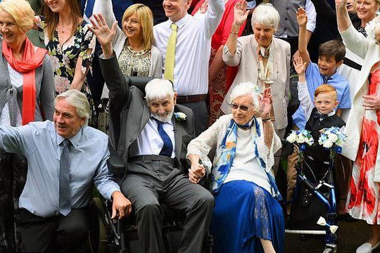 Lãng mạn đám cưới của cụ bà 95 và người tình 93 tuổi