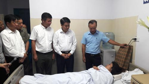 Chủ tịch UBND TP Hà Nội Nguyễn Đức Chung thăm hỏi công nhân môi trường bị hành hung