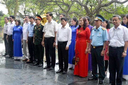 Đoàn đại biểu TP Hà Nội thăm, viếng nghĩa trang liệt sĩ tại tỉnh Điện Biên